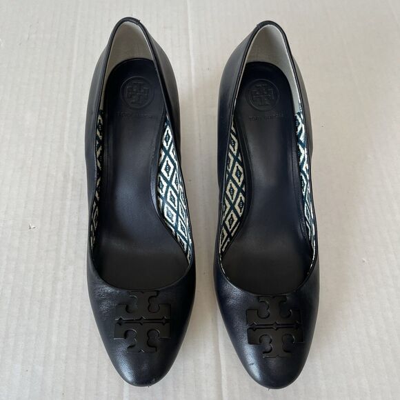 Tory Burch Navy Leather Slip On Wedge Pumps Sz 9M Round Toe Logo Emblem Comfort - Picture 2 of 16